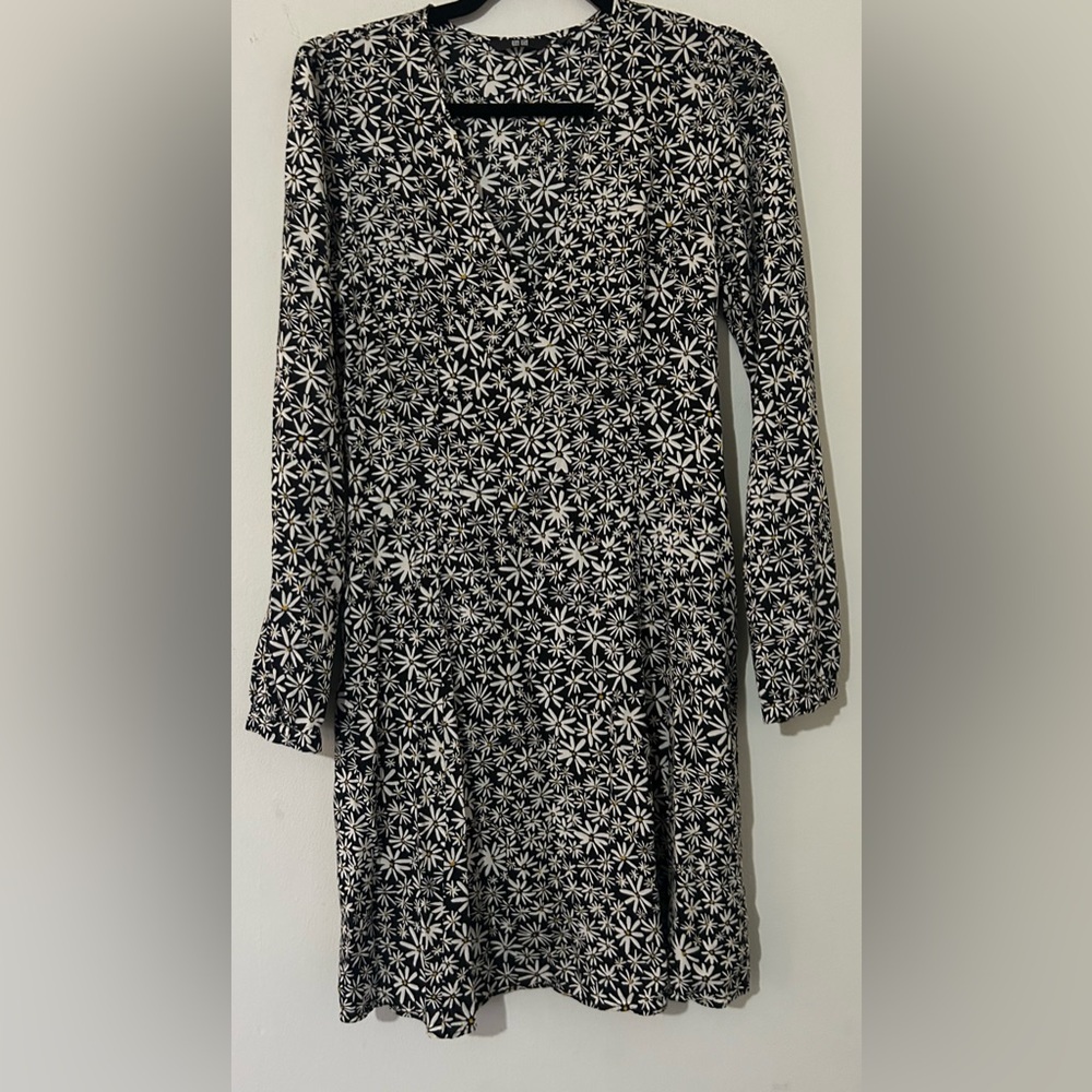 Uniqlo Black and White Floral V Neck Long Sleeve Dress